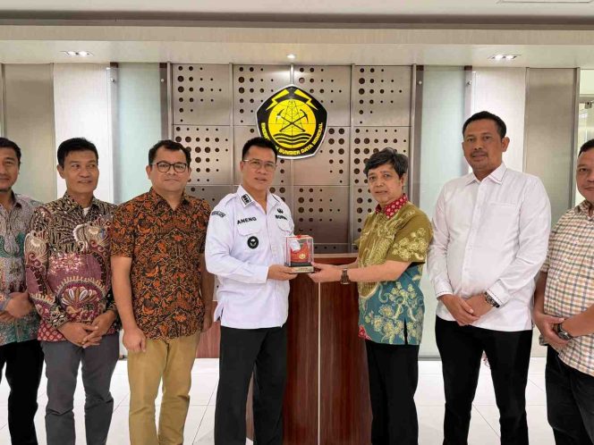 
					Bupati Kepulauan Anambas Aneng (tengah, mengenakan kemeja putih) berfoto bersama Direktur Pembinaan Program Migas Direktorat Jenderal Minyak dan Gas Bumi Kementerian ESDM usai audiensi terkait kejelasan data perhitungan lifting minyak dan gas bumi sebagai dasar penetapan Dana Bagi Hasil (DBH) Migas, di Jakarta, Jumat (23/1/2026).