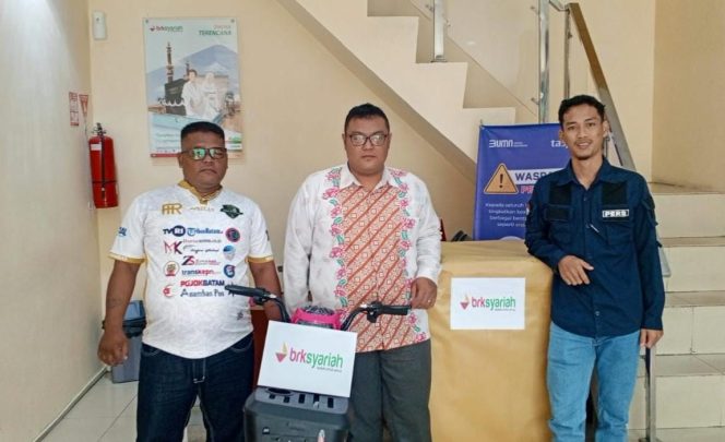 
					Perwakilan Bank BRK Syariah bersama panitia Hari Pers Nasional (HPN) Kabupaten Kepulauan Anambas saat penyerahan dukungan sponsorship untuk pelaksanaan HPN 2026 di Anambas, Rabu (28/1/2026).