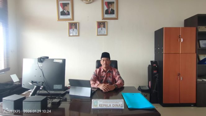 
					Kepala Dinas Komunikasi dan Informatika Kabupaten Kepulauan Anambas, Abdul Kadir, saat ditemui di ruang kerjanya. Diskominfo Anambas terus berupaya melakukan koordinasi dengan BAKTI Kominfo dan penyedia layanan guna mendorong perbaikan akses jaringan internet di wilayah desa, khususnya Desa Kiabu, Kecamatan Siantan Selatan.