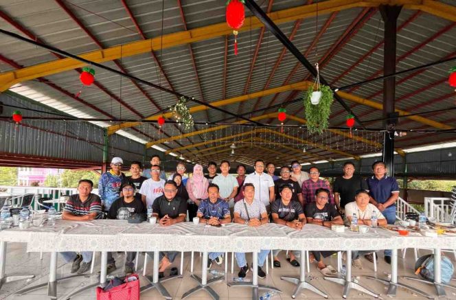 
					Kepala Dinas Komunikasi, Informatika dan Statistik (Diskominfotik) Kabupaten Kepulauan Anambas, Abdul Kadir, bersama jajaran dan insan pers berfoto bersama usai kegiatan coffee morning di Restoran Bayhil, Sabtu (31/1/2026). Kegiatan ini digelar sebagai upaya mempererat silaturahmi serta memperkuat sinergi antara pemerintah daerah dan media.