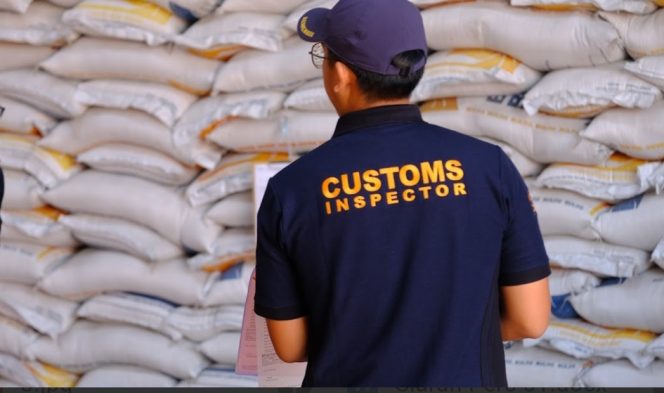 
					Petugas Bea dan Cukai melakukan pemeriksaan barang di gudang penyimpanan sebagai bagian dari pengawasan dan pengendalian arus barang guna melindungi penerimaan negara dan mencegah peredaran barang ilegal di wilayah Batam.