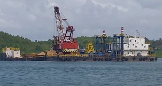 
					Sebuah kapal kerja tampak beroperasi di perairan belakang Barelang Fishing Pond, Batam. Aktivitas di kawasan perairan tersebut menjadi perhatian publik dan mendorong perlunya penjelasan dari instansi terkait mengenai kegiatan yang berlangsung, Rabu(7/1). 