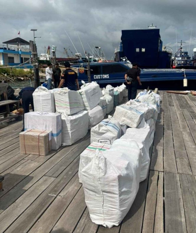 
					Petugas Bea Cukai Batam memeriksa puluhan koli barang campuran yang diamankan dari speedboat SB. JJ Indah 2 di Dermaga Tanjung Uncang, Rabu (7/1).