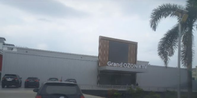 
					Tampak bangunan Grand Ozon KTV di Kota Batam dari luar area parkir. Lokasi ini menjadi sorotan publik seiring beredarnya informasi terkait dugaan aktivitas yang perlu dilakukan pendalaman oleh instansi berwenang, Selasa (13/1). 