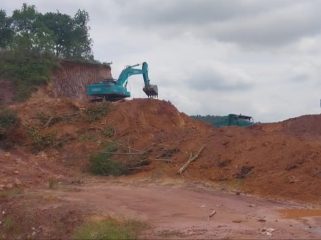 Kegiatan pengerukan dan pemotongan bukit di Sei Temiang, Batam diduga kuat berlangsung tanpa mengantongi izin lengkap dari instansi pemerintah setempat. Foto : Win