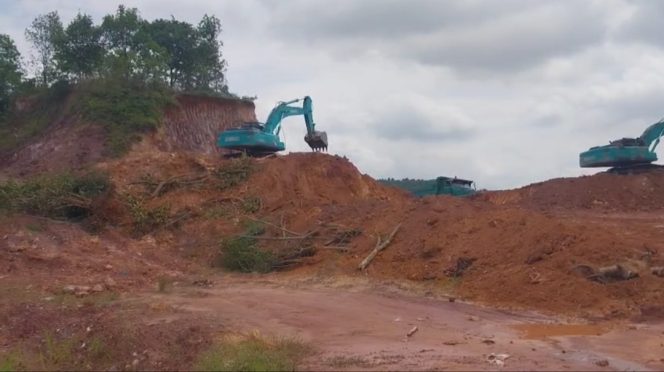
					Kegiatan pengerukan dan pemotongan bukit di Sei Temiang, Batam diduga kuat berlangsung tanpa mengantongi izin lengkap dari instansi pemerintah setempat. Foto : Win