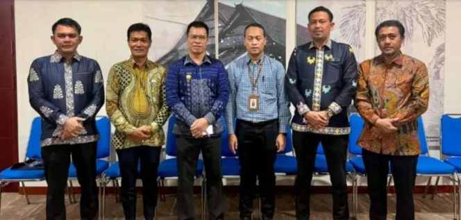 
					Bupati Kepulauan Anambas, Aneng, didampingi Sekretaris Daerah Sahtiar, S.H., M.H., Kepala Bappeda Rinaldi, S.Pi, dan Kepala DKUMPPP Japrizal, S.T., saat mengikuti rapat koordinatif strategis bersama jajaran Kementerian PPN/Bappenas RI di Menara Bappenas, Kuningan, Jakarta, Kamis (22/1/2026). 