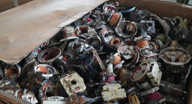 
					Kontainer limbah elektronik terindikasi B3 yang direekspor melalui Pelabuhan Batu Ampar di bawah pengawasan Bea Cukai Batam, Selasa(20/1). 