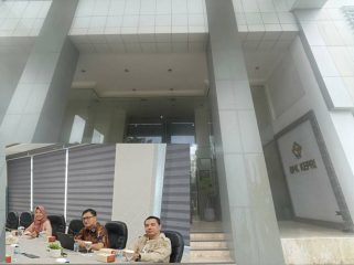 Pemeriksa Ahli Madya BPK RI Perwakilan Kepri, Richard Febrianto Turnip (tengah, di depan laptop), didampingi Humas BPK RI Perwakilan Kepri dan Kasubbag Hukum, saat memberikan keterangan terkait kewenangan BPK RI Perwakilan Kepri, dengan kantor BPK RI Perwakilan Kepri sebagai latar belakang. 