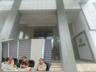 Pemeriksa Ahli Madya BPK RI Perwakilan Kepri, Richard Febrianto Turnip (tengah, di depan laptop), didampingi Humas BPK RI Perwakilan Kepri dan Kasubbag Hukum, saat memberikan keterangan terkait kewenangan BPK RI Perwakilan Kepri, dengan kantor BPK RI Perwakilan Kepri sebagai latar belakang. 