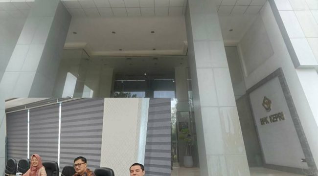 Pemeriksa Ahli Madya BPK RI Perwakilan Kepri, Richard Febrianto Turnip (tengah, di depan laptop), didampingi Humas BPK RI Perwakilan Kepri dan Kasubbag Hukum, saat memberikan keterangan terkait kewenangan BPK RI Perwakilan Kepri, dengan kantor BPK RI Perwakilan Kepri sebagai latar belakang. 