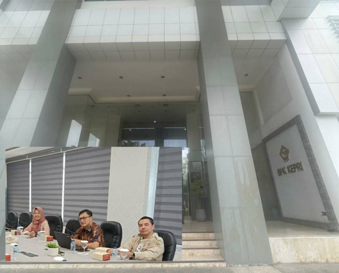 
					Pemeriksa Ahli Madya BPK RI Perwakilan Kepri, Richard Febrianto Turnip (tengah, di depan laptop), didampingi Humas BPK RI Perwakilan Kepri dan Kasubbag Hukum, saat memberikan keterangan terkait kewenangan BPK RI Perwakilan Kepri, dengan kantor BPK RI Perwakilan Kepri sebagai latar belakang. 