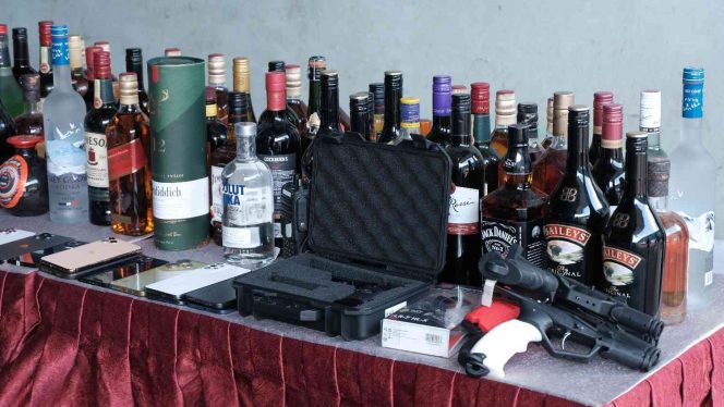 
					Sejumlah barang ilegal hasil penindakan Bea Cukai Batam dimusnahkan pada Senin (9/2/2026) di PT Desa Air Cargo, Batam. Barang yang dimusnahkan meliputi rokok ilegal, minuman mengandung etil alkohol, pakaian bekas, barang elektronik, sembako, hingga perabot rumah tangga dengan total berat 103,27 ton dan nilai sekitar Rp27,5 miliar.