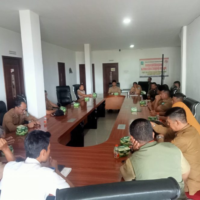 
					Suasana rapat koordinasi lintas instansi membahas pengelolaan sampah di Kabupaten Kepulauan Anambas yang digelar di Ruang Rapat Satpol PP Anambas, Senin (2/2/2026).
