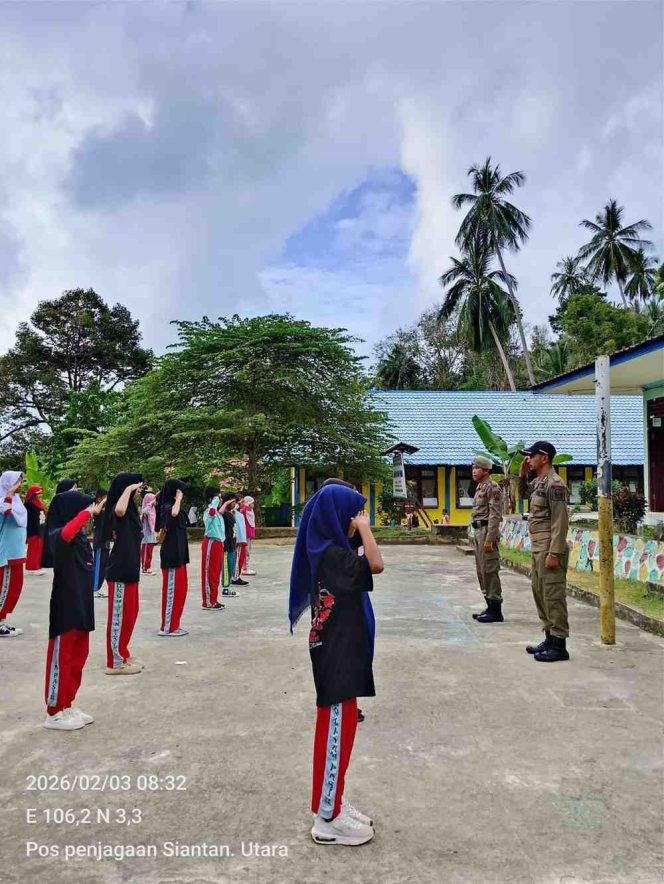 
					Anggota Satpol PP Pos Penjagaan Kecamatan Siantan Utara memberikan pelatihan dasar Peraturan Baris Berbaris (PBB) kepada siswa SD Negeri 004 Pian Pasir, Kecamatan Siantan Utara, Kabupaten Kepulauan Anambas, Selasa (3/2/2026). 