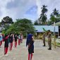 Anggota Satpol PP Pos Penjagaan Kecamatan Siantan Utara memberikan pelatihan dasar Peraturan Baris Berbaris (PBB) kepada siswa SD Negeri 004 Pian Pasir, Kecamatan Siantan Utara, Kabupaten Kepulauan Anambas, Selasa (3/2/2026). 