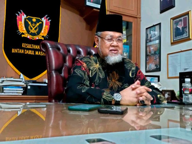 
					Tokoh Melayu Kepulauan Riau, Datok Huzrin Hood, menyampaikan pernyataan sikap terkait dukungan terhadap perjuangan Rury Afriansyah dalam kasus perobohan Hotel Purajaya, Batam, Selasa (3/2/2026).
