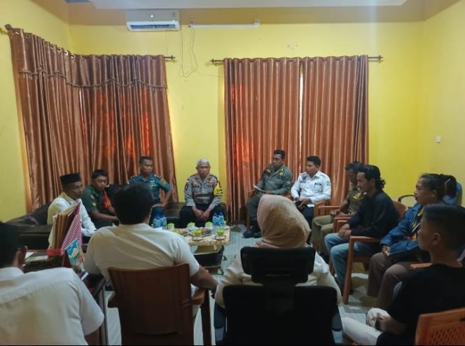 
					Suasana musyawarah tindak lanjut hasil kegiatan gabungan terkait penutupan tempat hiburan malam di Kecamatan Palmatak yang digelar di ruang Camat Palmatak, Rabu (4/2/2026). Kegiatan dihadiri unsur pemerintah kecamatan, TNI-Polri, Satpol PP, serta pemilik usaha, dan berlangsung aman, tertib, serta kondusif.
