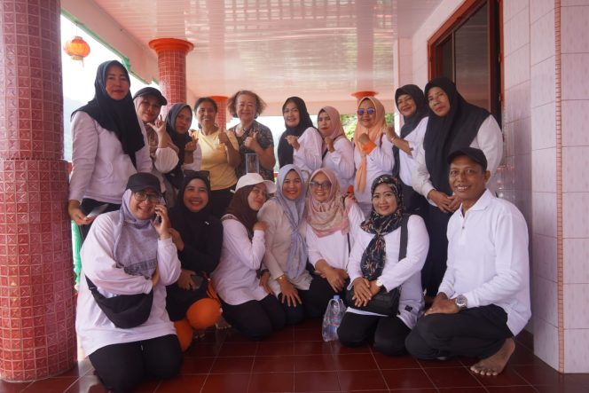 
					Pengurus TP PKK Kabupaten Kepulauan Anambas bersama masyarakat saat kegiatan gotong royong di Vihara Gunung Siantan, Tarempa, Minggu (1/2). 