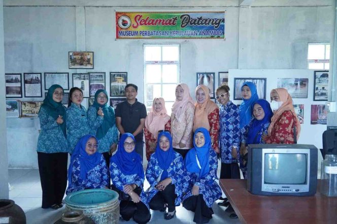 
					TP-PKK, Dekranasda, dan Dharma Wanita Persatuan Kabupaten Kepulauan Anambas saat melakukan kunjungan ke Museum Perbatasan di Kecamatan Siantan Selatan, Selasa (3/2/2026), dalam rangka memperkuat sinergi dan mendukung pengembangan pendidikan inklusif bagi Anak Berkebutuhan Khusus (ABK).