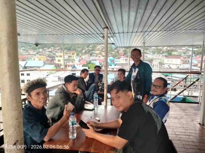 
					Sejumlah wartawan Kabupaten Kepulauan Anambas menaiki Kapal Bukit Raya untuk bertolak menuju Kecamatan Jemaja, Jumat (6/2/2026), guna mengikuti rangkaian kegiatan Hari Pers Nasional (HPN) 2026 yang akan digelar di Kelurahan Letung.