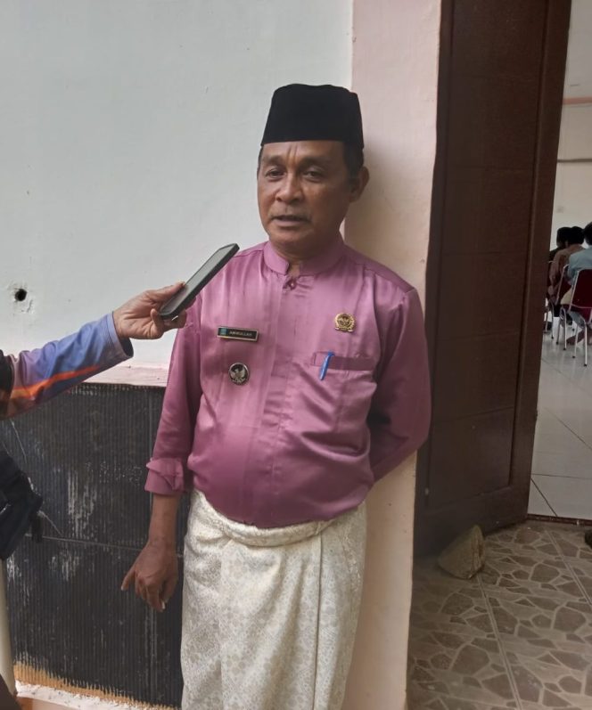 
					Kepala Desa Landak, Amirullah, memberikan keterangan kepada wartawan di Kantor Desa Landak, Kecamatan Jemaja, Jumat (6/2/2026), terkait kondisi desa, efisiensi anggaran, serta penguatan BUMDes dan persiapan pendirian Koperasi Desa.