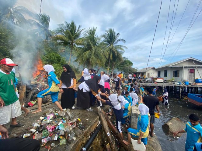 
					Personel Pos TNI AL (Posal) Memperuk bersama warga, pelajar, dan perangkat Desa Munjan melaksanakan aksi bersih pantai dan pemukiman dalam rangka mendukung Program ASRI (Aman, Sehat, Resik, dan Indah) di Desa Munjan, Kecamatan Siantan Timur, Kabupaten Kepulauan Anambas, Jumat (7/2/2026).