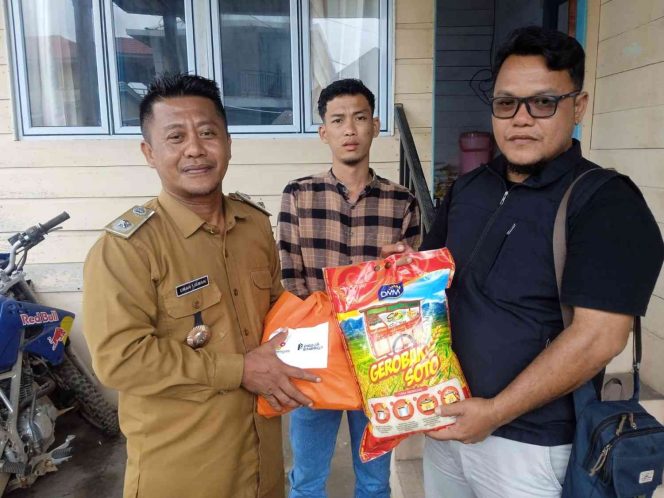 
					Ketua Panitia Hari Pers Nasional (HPN) Anambas 2026 menyerahkan secara simbolis paket sembako kepada Kepala Desa Batu Berapit, Kecamatan Jemaja, Umar Lisman, sebagai bagian dari penyaluran bantuan sosial HPN 2026 untuk masyarakat di Kecamatan Jemaja, Selasa (10/2/2026).