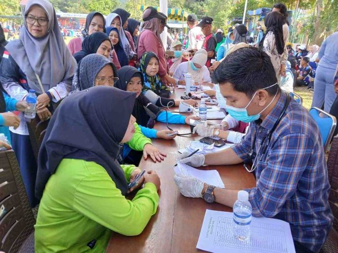 
					Warga mengikuti layanan pemeriksaan kesehatan gratis yang digelar dalam rangka rangkaian kegiatan Hari Pers Nasional (HPN) 2026 di Kecamatan Jemaja, Kabupaten Kepulauan Anambas, sebagai bentuk kepedulian sosial insan pers terhadap kesehatan masyarakat.