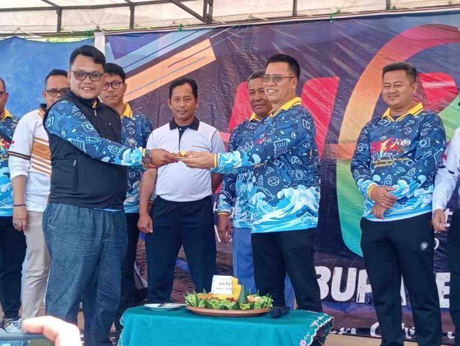 
					Bupati Kepulauan Anambas, Aneng, melakukan pemotongan tumpeng pada peringatan Hari Pers Nasional (HPN) 2026 di Kecamatan Jemaja, sebagai simbol kebersamaan dan sinergi antara pemerintah daerah dan insan pers, Senin (9/2/2026).