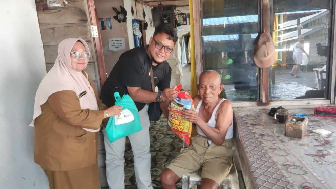 
					Ketua Panitia Hari Pers Nasional (HPN) 2026 Kabupaten Kepulauan Anambas, Hariyadi Saputra, menyerahkan paket sembako kepada masyarakat penerima manfaat di Kecamatan Jemaja, Selasa (10/2/2026), dalam rangkaian kegiatan sosial HPN 2026.