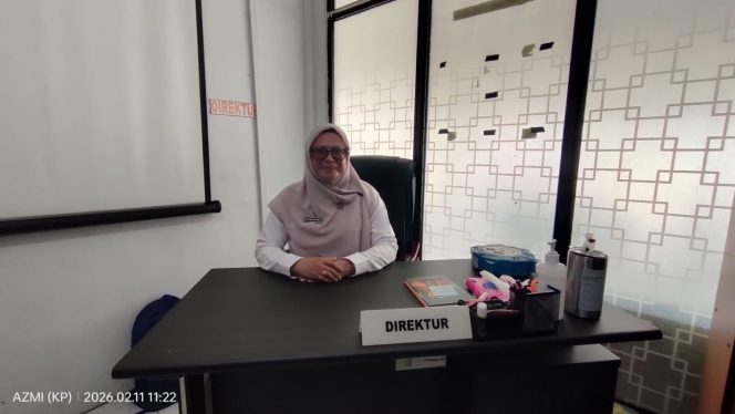 
					Direktur RSUD Kecamatan Jemaja, Dian Tamalia Rumoga, SKM, saat dikonfirmasi di ruang kerjanya, Rabu (11/2/2026), terkait komitmen peningkatan pelayanan kesehatan di tengah keterbatasan anggaran dan sumber daya.