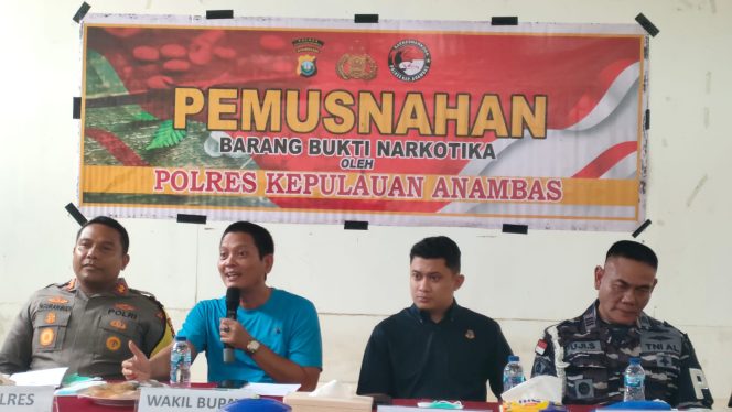 
					Kapolres Kepulauan Anambas AKBP I Gusti Ngurah Agung Budianaloka bersama Wakil Bupati Kepulauan Anambas Raja Bayu Febri Gunadian dan unsur Forkopimda menghadiri kegiatan pemusnahan barang bukti narkotika jenis sabu seberat 58,51 gram di Mapolres Kepulauan Anambas.