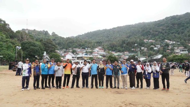 
					Wakil Bupati Kepulauan Anambas Raja Bayu Febri Gunadian, S.E., bersama unsur Forkopimda, OPD, TNI–Polri, pelajar dan masyarakat mengikuti Senam Bersama dan Gerakan Aksi Bersih Sampah dalam rangka Gerakan Indonesia Asri dan peringatan HPSN 2026 di Lapangan Bola Sulaiman Abdullah, Tarempa.
