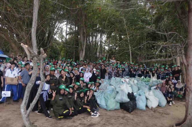 
					Ratusan pelajar dan komunitas pemuda Batam berfoto bersama usai aksi bersih pantai dalam kegiatan Green Network in Action di kawasan pesisir Nongsa, Batam, dengan latar tumpukan sampah yang berhasil dikumpulkan sepanjang dua kilometer garis pantai.