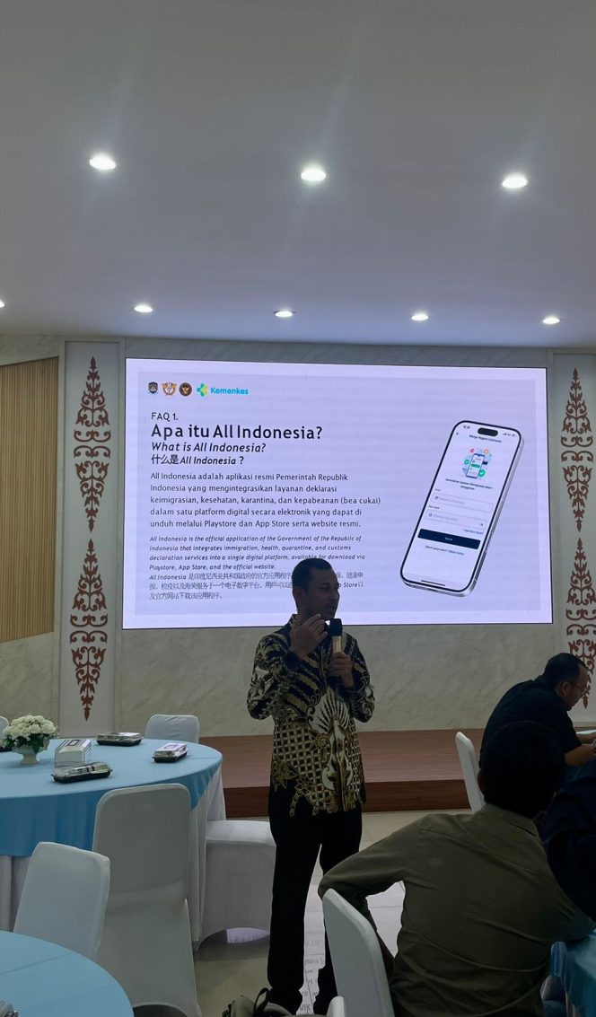 
					Kepala Seksi Teknologi Informasi dan Komunikasi Keimigrasian, Daniel Maxrinto, menyampaikan sambutan sekaligus membuka kegiatan sosialisasi implementasi aplikasi All in Indonesia di Aula Kantor Imigrasi Kelas I TPI Tanjungpinang, Jumat (13/2/2026).