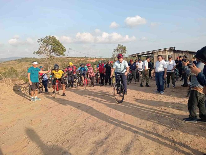 
					Kepala Staf Angkatan Laut (KSAL) Laksamana TNI Dr. Muhammad Ali bersama jajaran TNI AL dan unsur Forkopimda bersepeda meninjau Lahan Pertanian Pakubumi milik Kogabwilhan I di kawasan Dompak, Tanjungpinang, Sabtu (14/2/2026). Kegiatan ini merupakan bagian dari peninjauan pengembangan lahan pertanian bekas tambang yang kini produktif sebagai upaya mendukung ketahanan pangan nasional.