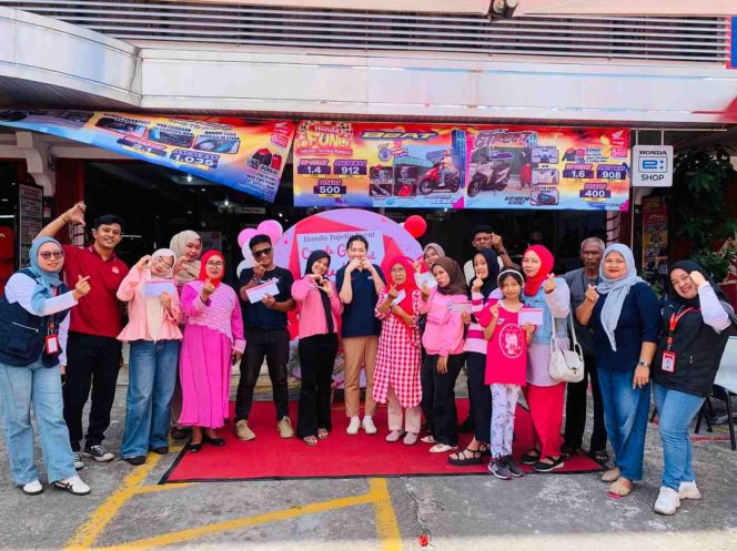 
					Pemilik PT Honda Tajelin Sejahtera bersama karyawan dan warga berfoto bersama usai kegiatan perayaan Hari Valentine di showroom Honda Tajelin Sejahtera, Batu 9, Tanjungpinang, 14 Februari 2026. Acara diisi dengan berbagai lomba dan pemberian hadiah kepada peserta. 
