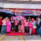 Pemilik PT Honda Tajelin Sejahtera bersama karyawan dan warga berfoto bersama usai kegiatan perayaan Hari Valentine di showroom Honda Tajelin Sejahtera, Batu 9, Tanjungpinang, 14 Februari 2026. Acara diisi dengan berbagai lomba dan pemberian hadiah kepada peserta. 