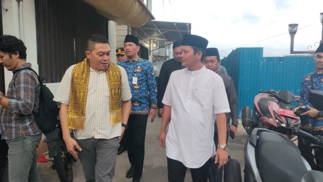 
					Wakil Bupati Kepulauan Anambas, Raja Bayu Febri Gunadian, menjemput Kepala Kejaksaan Negeri Kepulauan Anambas, Sigit Sugiarto, saat kedatangannya di Tarempa, Kabupaten Kepulauan Anambas, sebagai bentuk penyambutan dan penguatan sinergi antara pemerintah daerah dan Kejaksaan.