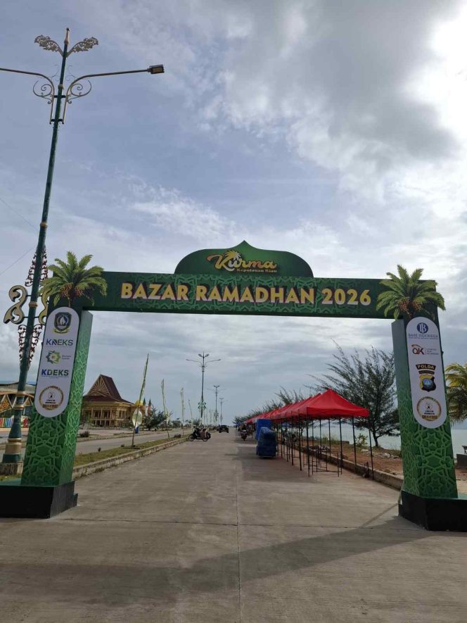 
					Gerbang masuk kawasan Bazar Ramadhan Kurma 2026 di Tepi Laut, Tanjungpinang, yang menjadi lokasi pelaksanaan kegiatan bazar pada bulan suci Ramadhan 1447 Hijriah. Kawasan ini ditata sebagai pusat aktivitas pedagang UMKM selama Ramadhan.