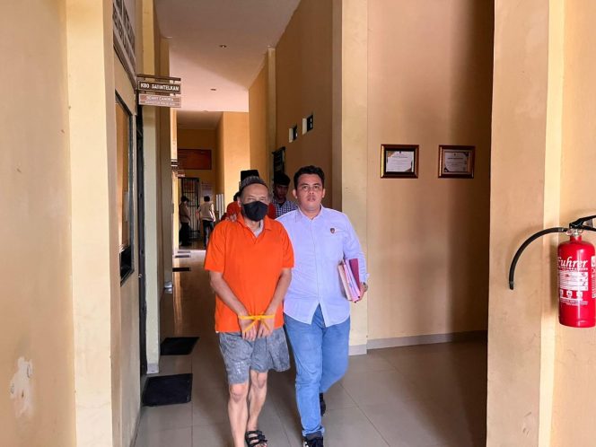 
					Penyidik Satreskrim Polres Kepulauan Anambas menyerahkan tersangka dan barang bukti perkara dugaan korupsi proyek drainase kepada pihak Kejaksaan Negeri Kepulauan Anambas dalam proses Tahap II.
