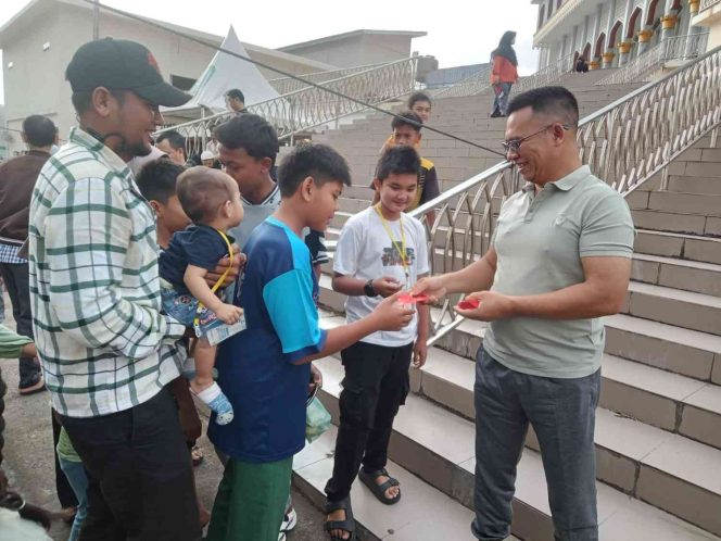 
					Bupati Aneng berbaur bersama masyarakat saat meninjau kegiatan pusat takjil Ramadhan di Kabupaten Kepulauan Anambas.
