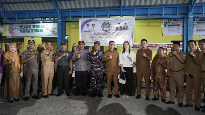 
					Bupati Aneng bersama Wakil Bupati Raja Bayu, Forkopimda, dan jajaran OPD berfoto bersama usai pembukaan Gerakan Pasar Murah di Pelabuhan Nelayan Tarempa Barat, Senin (23/2/2026).