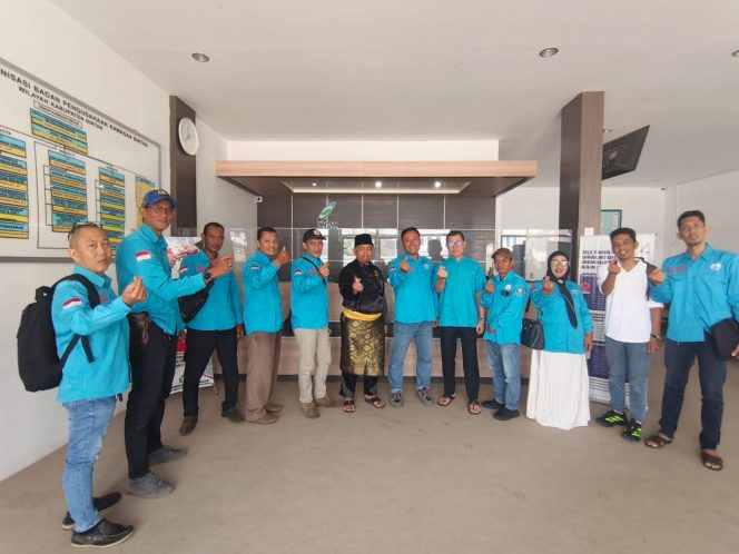 
					Pengurus Himpunan Masyarakat Nelayan Indonesia (HMNI) Provinsi Kepulauan Riau berfoto bersama jajaran Badan Pengusahaan Kawasan Perdagangan Bebas dan Pelabuhan Bintan usai audiensi di kantor BP Bintan, Selasa (24/2/2026). Pertemuan tersebut membahas sinergi dan upaya peningkatan kesejahteraan nelayan di wilayah Kepulauan Riau.