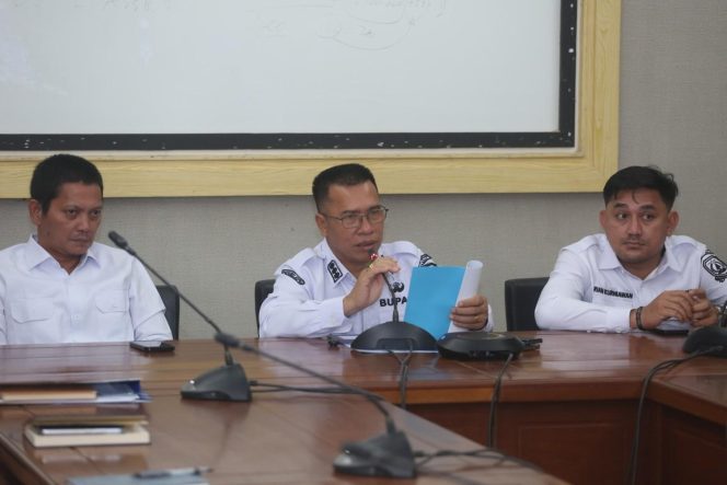 
					Bupati Kepulauan Anambas, Aneng (tengah), memimpin dan menyampaikan arahan saat kegiatan Rembug Stunting di ruang rapat lantai II Kantor Bupati Pasir Peti, Rabu (25/2/2026). Pertemuan tersebut membahas strategi konvergensi percepatan penurunan stunting di Kabupaten Kepulauan Anambas.