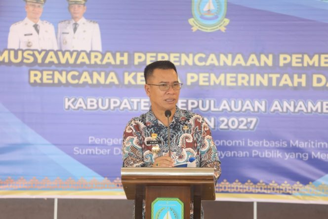 
					Bupati Aneng menyampaikan sambutan sekaligus membuka secara resmi Musrenbang RKPD Kabupaten Kepulauan Anambas Tahun 2027 di Aula Prof. M. Zen Lantai III Kantor Bupati, Kamis (26/2/2026).