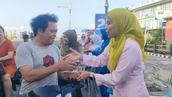 
					Ketua Gabungan Organisasi Wanita (GOW) Kabupaten Kepulauan Anambas, Kustiorini, S.E., M.H, menyerahkan takjil kepada masyarakat di depan RSUD Tarempa, Jalan SP 2, Kamis (26/2/2026), dalam rangka kegiatan berbagi berkah Ramadhan.
