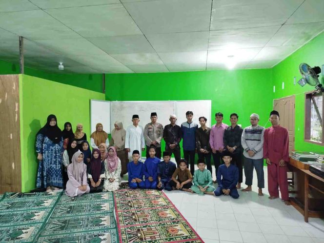 
					Kepala MTs Al-Ma'arif Jemaja Iskandar, Ps. Kanit Binmas Polsek Jemaja Aipda Yondrialis, dewan guru, dan siswa-siswi berfoto bersama usai penutupan Pesantren Kilat Ramadhan 1447 H yang dirangkai dengan buka puasa bersama, Kamis (26/2/2026).