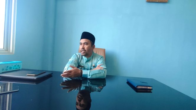 
					Plt Kepala Dinas Pangan, Pertanian dan Perikanan (DP3) Kabupaten Kepulauan Anambas, Archan Iskandar, saat memberikan keterangan kepada wartawan di ruang kerjanya, Jumat (27/2/2026). 